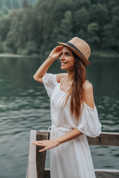 Retrato de chica de verano. Mujer joven sonriendo feliz en verano soleado o día de primavera afuera en el parque junto al lago . — Foto de Stock