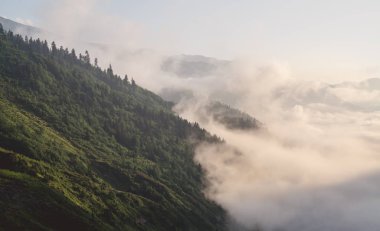 Dağ siluet gündoğumu, bulutların üzerinde dağların üst görünümden görüntülemek.