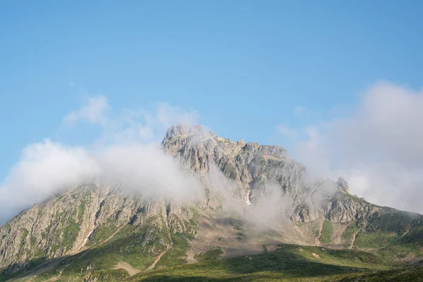 Alta montanha grande e prados nas montanhas Kackar. .. Céu azul bonito, gramas e nuvens . — Fotografia de Stock