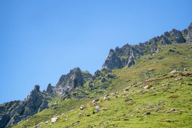 Çim ve kayalar ile güzel dağ tepe.