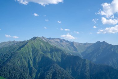 Kaçkar dağlarının yeşil orman manzara, Rize, Türkiye ile.