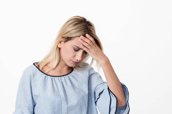 У молодой женщины головная боль изолирована на белом фоне — стоковое фото