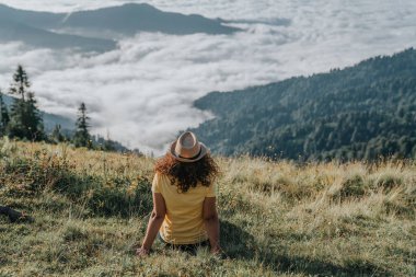 Kadın gezgin hipster muhteşem dağ ve vadi manzaralı dört gözle.