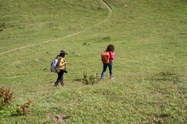 Arkadaş grubu Backpacker Hiking yolculuk seyahat kavramı.