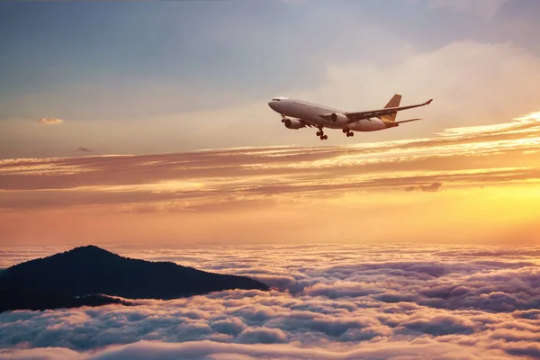 日没 - 乗客の定期旅客機航空機の機内 — ストック写真