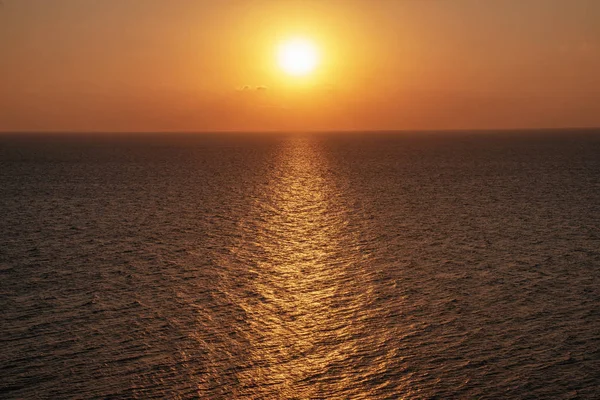 Όμορφο ηλιοβασίλεμα πάνω από τον ωκεανό. Ξημέρωμα στη θάλασσα — Φωτογραφία Αρχείου