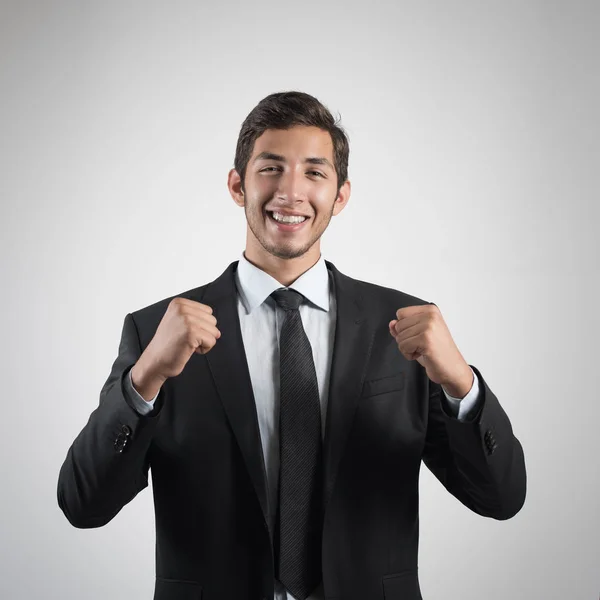 Jeune homme d'affaires beau en costume noir souriant sur fond blanc. Portrait de jeune homme d'affaires . — Photo