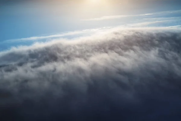 Letecký pohled na oblacích a modré nebe nad zemí. — Stock fotografie