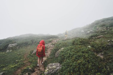 Arkadaş grubu Backpacker Hiking yolculuk seyahat kavramı.