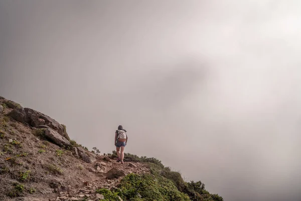 Πεζοπορία - πεζοπόρος γυναίκα στο ταξίδι με σακίδιο που ζουν δραστήριου τρόπου ζωής. Πεζοπόρος κορίτσι με τα πόδια για πεζοπορία στο βουνό — Φωτογραφία Αρχείου