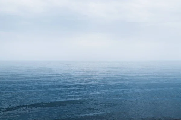 Mare blu e bel cielo nuvoloso paesaggio marino — Foto Stock