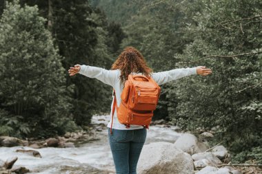 sırt çantası içinde doğa ile mutlu bir kadın. Seyahat kavramı.
