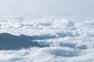 Dağlar ve beyaz bulutlar ile güzel havadan görünümü