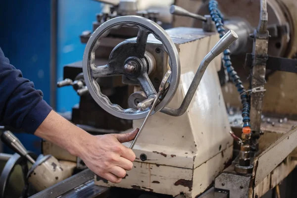 Craftsman Turning Valve Machine Factory — Stock Photo, Image