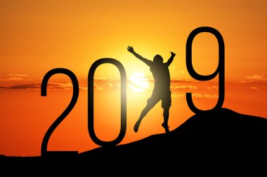 Siluet man özgürlük ve 2019. Yeni yıl kavramı