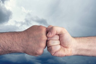 İş adamları yumruk grup gökyüzü arka plan, ekip çalışması kavramı, iş kavramı üzerinde yapmak.