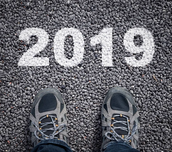 Frohes Neues Jahr 2019 Mannsbeine Turnschuhen Stehen Auf Asphalt Straße — Stockfoto