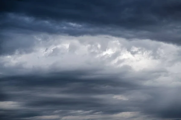 Céu Dramático Cinza Escuro Com Grandes Nuvens — Fotografia de Stock