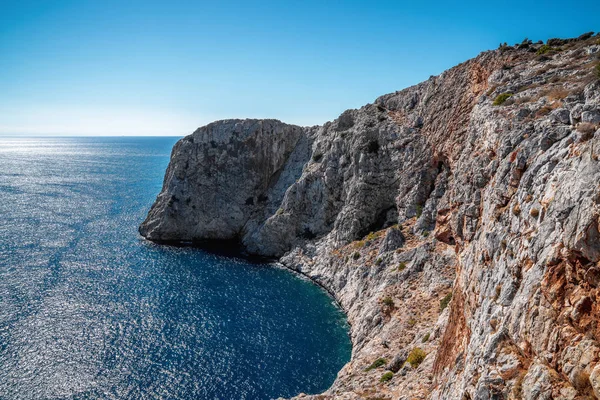 Magas szikla közelében a Földközi-tengerre. Törökország. — Stock Fotó