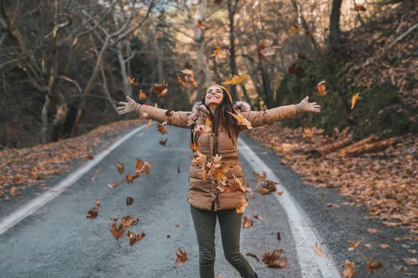 Retrato de una hermosa joven relajándose y disfrutando de la temporada de otoño — Foto de Stock