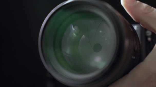 Aanpassing diafragma van de lens cameraverrichting dicht omhoog, concept van photogapher baan — Stockvideo