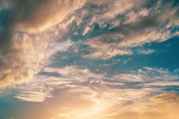 Lumière bleu ciel et orange du soleil à travers les nuages dans le ciel survivre . — Photo