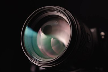 objektif lense yansımaları ile. Stüdyo içinde.