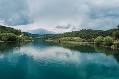 Göl ve mavi gökyüzü ile güzel doğa manzara.