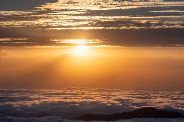 Gökyüzündeki bulutların üstünde güzel gün batımı