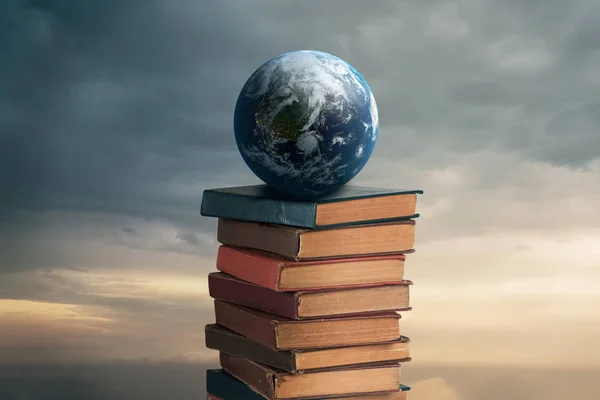 Globe sur des livres isolés sur fond blanc — Photo