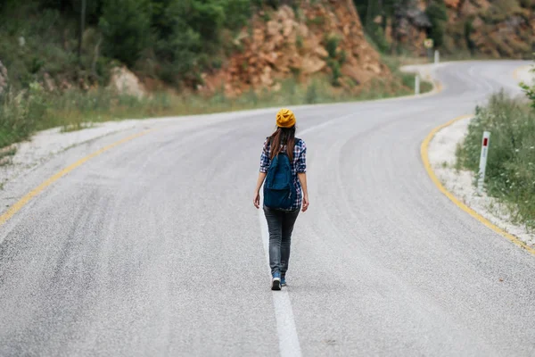 Voyageuse femme sur la route, vacances d'été voyage ou concept jeune touriste — Photo