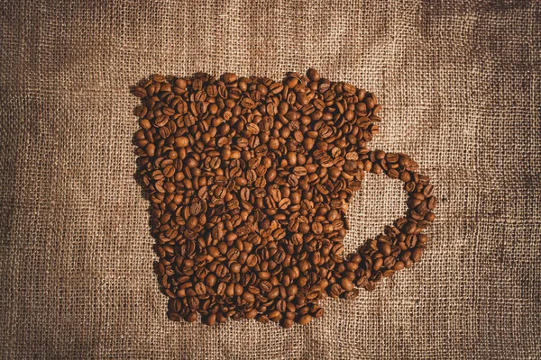 Imagine uma xícara de café feita de grãos no tabuleiro — Fotografia de Stock
