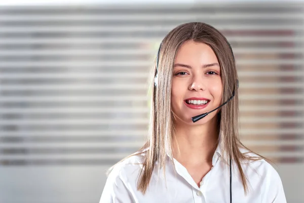 Attraktiva unga människor som arbetar i ett callcenter — Stockfoto