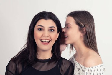 Genç kadın kız arkadaşı bir sır söylemek. İki kadın dedikodu.