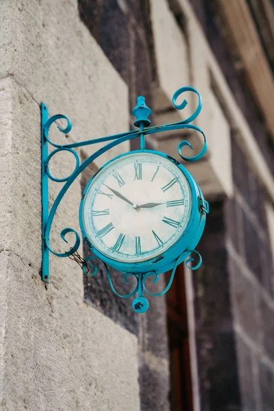 暖かい晴れた日に通りのヴィンテージの都市の時計します。. — ストック写真