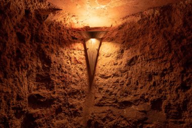 Eski sert duvar lamba karanlığın içinde ışık ile mağarada.