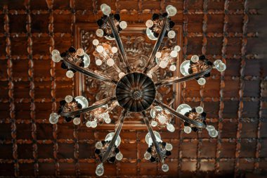 Klasik vintage kristal avize lamba çağdaş evde.