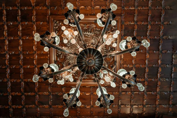 Klasik vintage kristal avize lamba çağdaş evde.