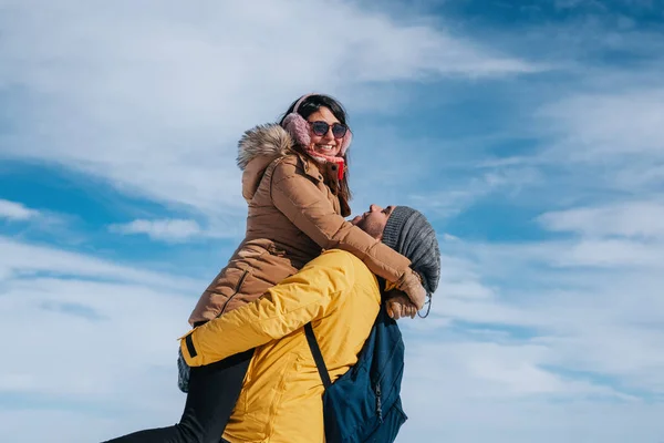 Ευτυχισμένο ζευγάρι αγκαλιάζει και γελάει σε εξωτερικούς χώρους το χειμώνα — Φωτογραφία Αρχείου