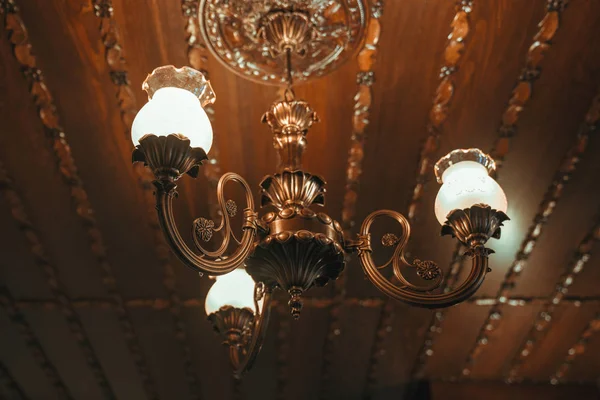 Yemek salonunda tavanda eski vintage avize lamba.