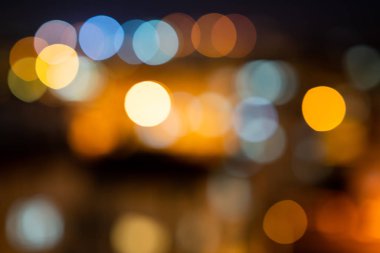 Bulanık gece arkaplanındaki renkli odaklanmış bokeh ışıkları