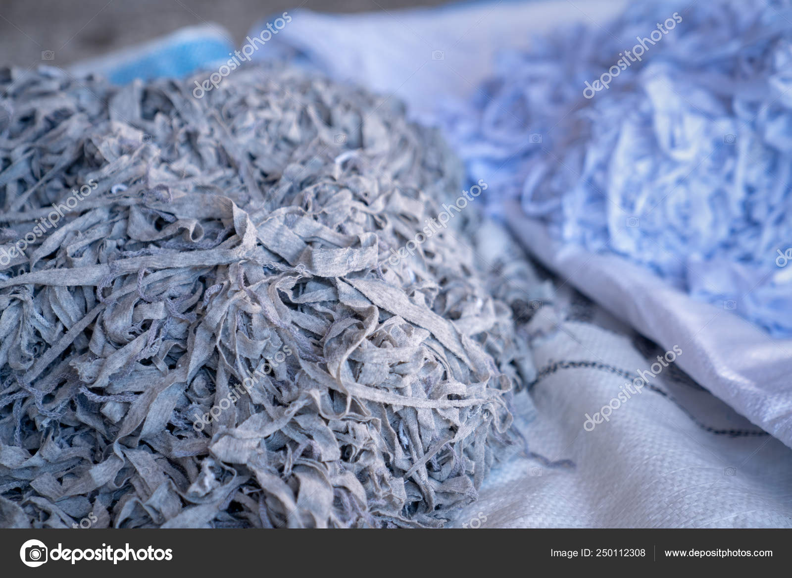 Dechets de tissus vieux vetements et textiles sont coupes en bandes en attendant le recyclage Photo de stock par sonerbakir 250112308