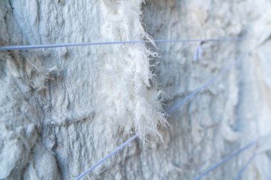 Kumaş artıkları, eski giyim ve Tekstil geri dönüşüm için bekleyen şeritler halinde kesmek.