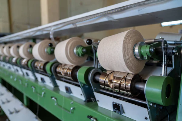 Intérieur de l'usine textile. Fabrication de fils.Concept industriel . — Photo