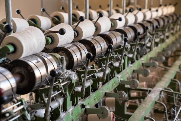 Wnętrze fabryce włókienniczej. Produkcja przędzy. Przemysłowych, koncepcję. — Zdjęcie stockowe