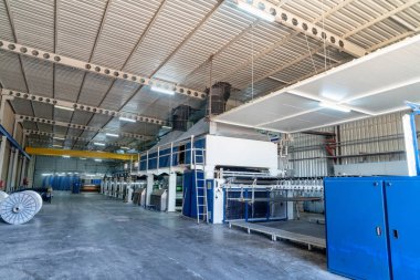 Tekstil Fabrikası otomatik makine ile iç. Sanayi ve teknoloji kavramı.