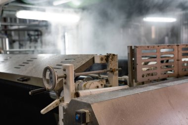 Tekstil Fabrikası otomatik makine ile iç. Sanayi ve teknoloji kavramı.