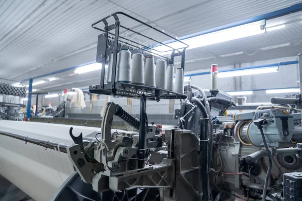 Intérieur de l'usine textile avec machine automatisée.Concept de l'industrie et de la technologie . — Photo