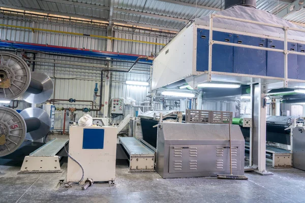 Interieur van de textielfabriek met geautomatiseerde machines. Concept van industrie en technologie. — Stockfoto