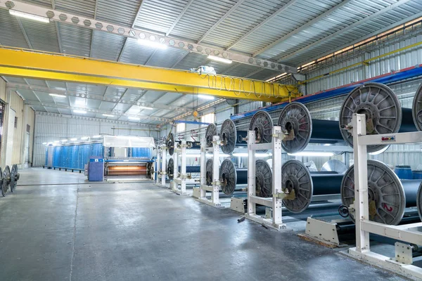 Wnętrze fabryce włókienniczej z maszyn automatycznych. Koncepcja przemysł i technologia. — Zdjęcie stockowe